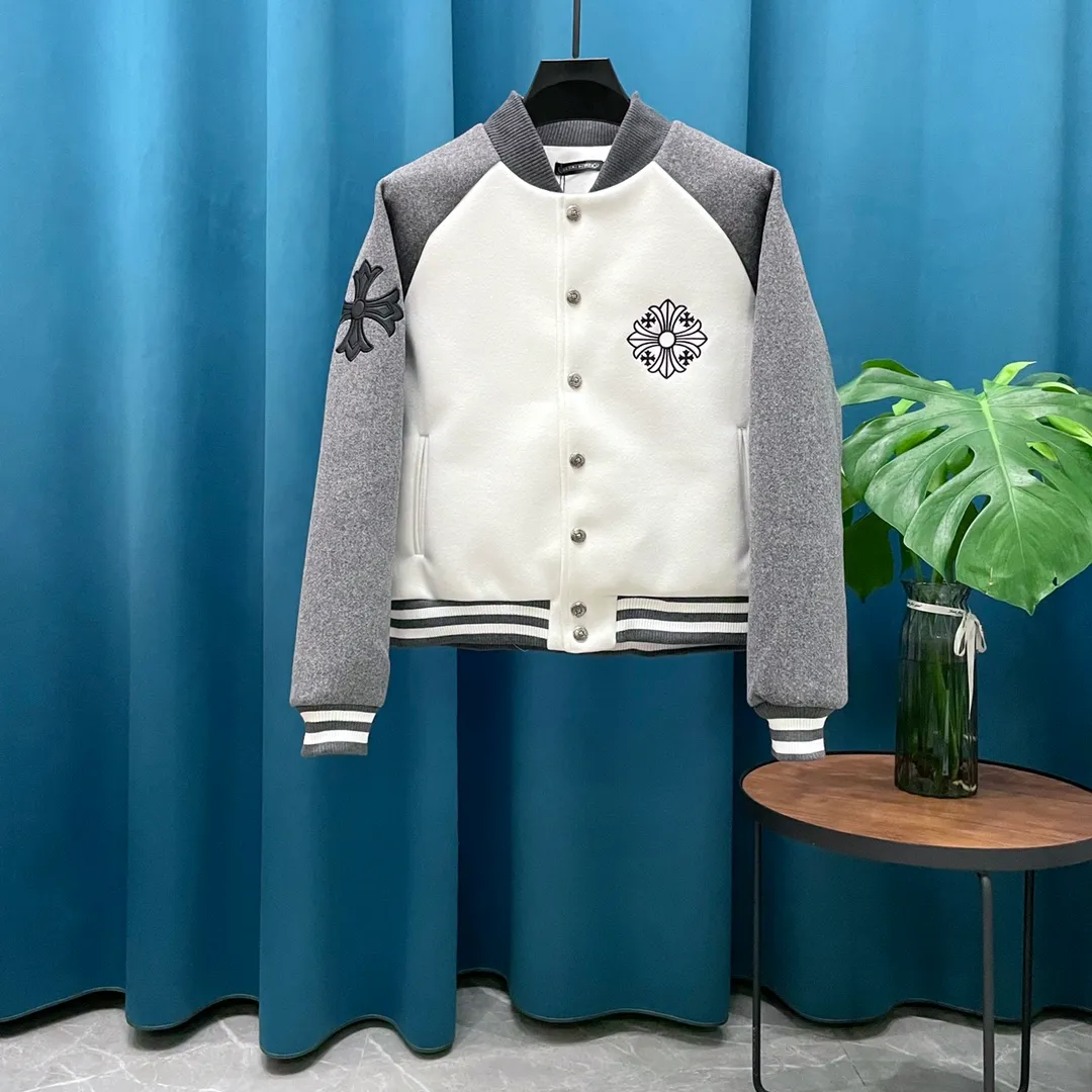 🅿️410 CH➡️Cro Xin 2024ss runway style baseball jacket. I ordered the original model and it took a month to finally ship. I love it so much. The upper body is really cool. A Douyin blogger said that this year's new jacket will become a future trend. If you look through street photos, you will find that celebrities regard it as a collectible jacket, a must-have item for men and women who want light luxury for commuting. Developing the highest version on the entire network, it took 1 month to customize and the cost was extremely high. The German imported flat-machine made custom-woven wool jacquard threads, using the first layer of imported lambskin. The pleated texture is unparalleled. It is hand-cut and meticulously crafted. The stitching position is very technical. Whether the whole garment is good or not depends on this position. Top-notch workmanship and details can stand the test. A full set of customized accessories, the letters are clear and perfectly restored without any difference. High-end atmosphere and full grade! The entire dress is exclusively customized with heavy craftsmanship. The towel patch embroidery is perfectly combined with craft embroidery and precise stitching! Absolute craftsmanship quality!